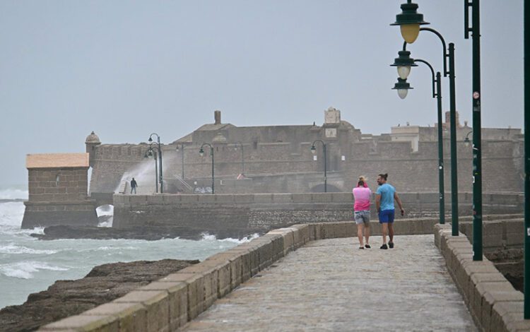 Acceso al castillo en una jornada de temporal / FOTO: Eulogio García