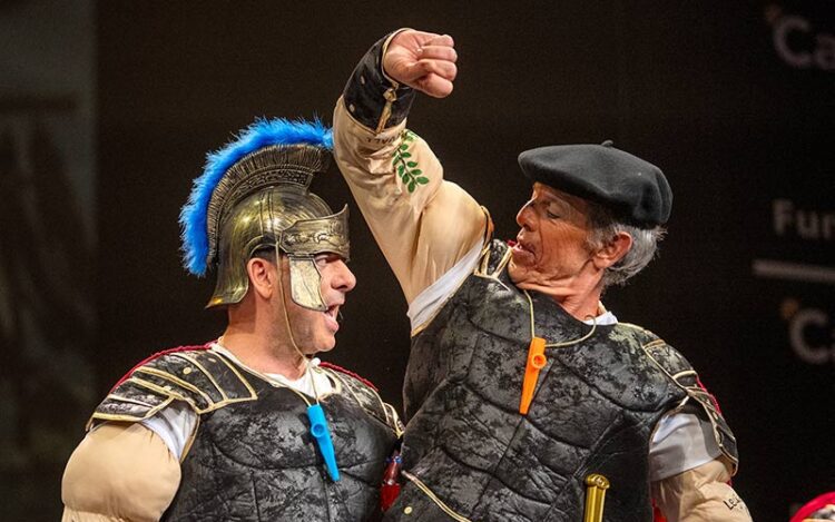 Un momento de la actuación de la chirigota de Tenerife / FOTO: Reyna-Ayto.