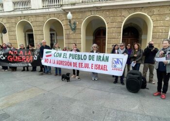 Un momento de la concentración a las puertas del Ayuntamiento gaditano / FOTO: Apdha
