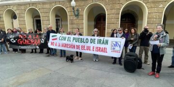 Un momento de la concentración a las puertas del Ayuntamiento gaditano / FOTO: Apdha