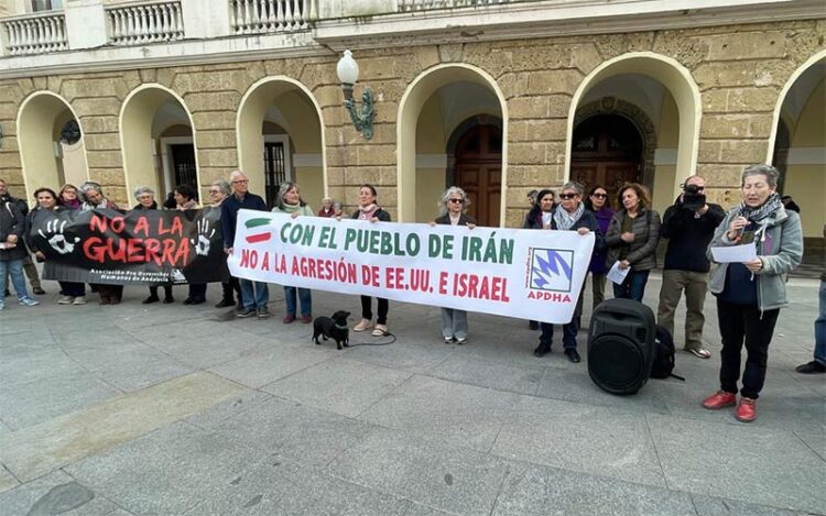 Un momento de la concentración a las puertas del Ayuntamiento gaditano / FOTO: Apdha
