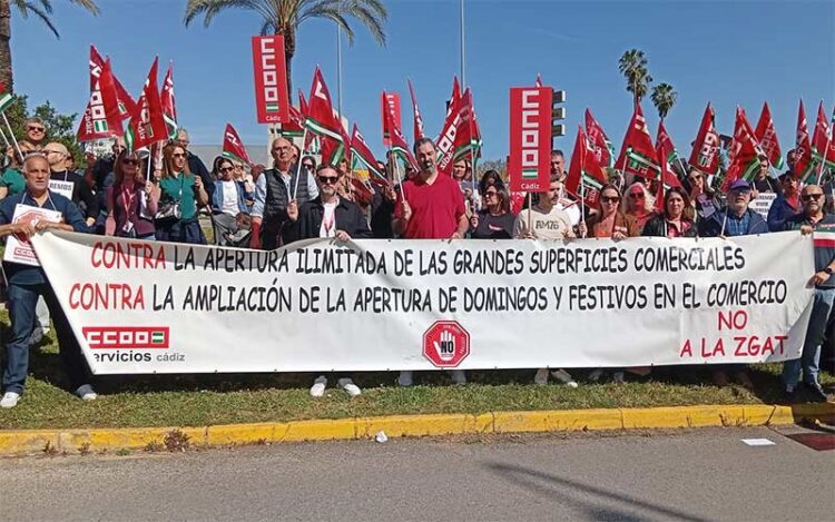 Concentración a las puertas de El Corte Inglés / FOTO: CCOO