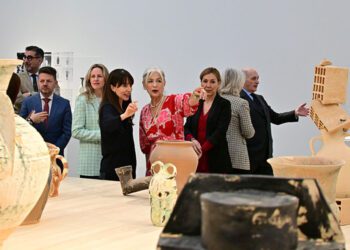 La consejera de Cultura conoce detalles de la exposición / FOTO: Eulogio García