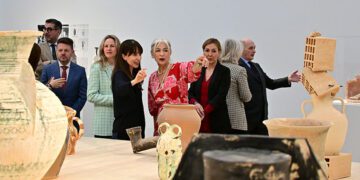La consejera de Cultura conoce detalles de la exposición / FOTO: Eulogio García