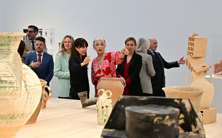La consejera de Cultura conoce detalles de la exposición / FOTO: Eulogio García