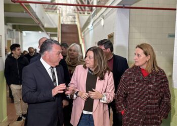 La comitiva de la consejera por los pasillos del centro / FOTO: Ayto.