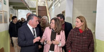 La comitiva de la consejera por los pasillos del centro / FOTO: Ayto.