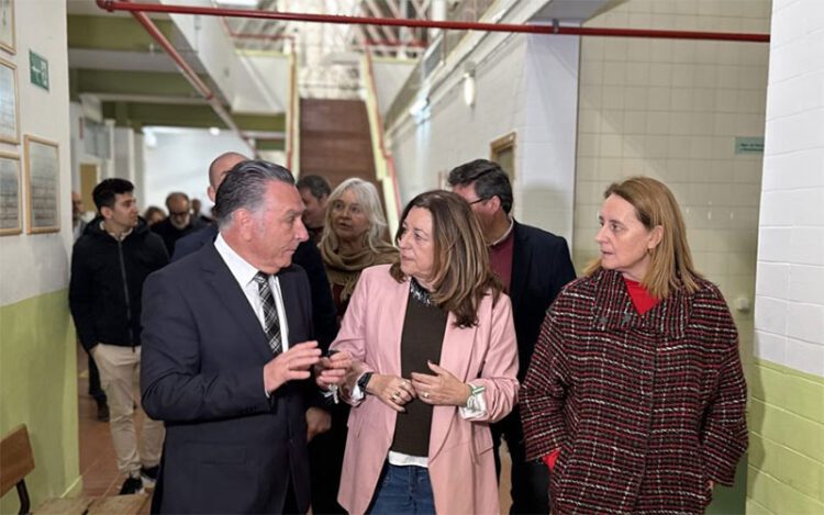 La comitiva de la consejera por los pasillos del centro / FOTO: Ayto.