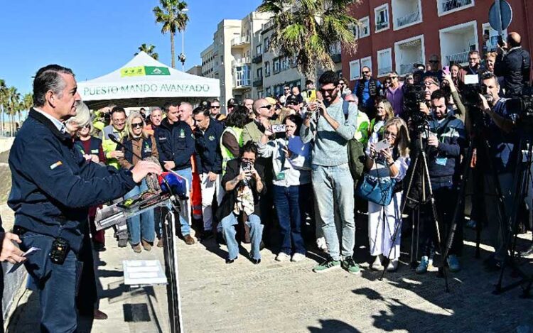 El consejero de la Presidencia tras el simulacro de maremoto en Cádiz / FOTO: Eulogio García
