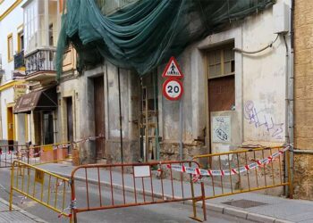 Las vallas advierten del peligro frente a la finca de Cielos