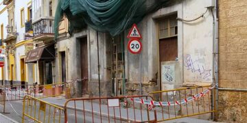 Las vallas advierten del peligro frente a la finca de Cielos