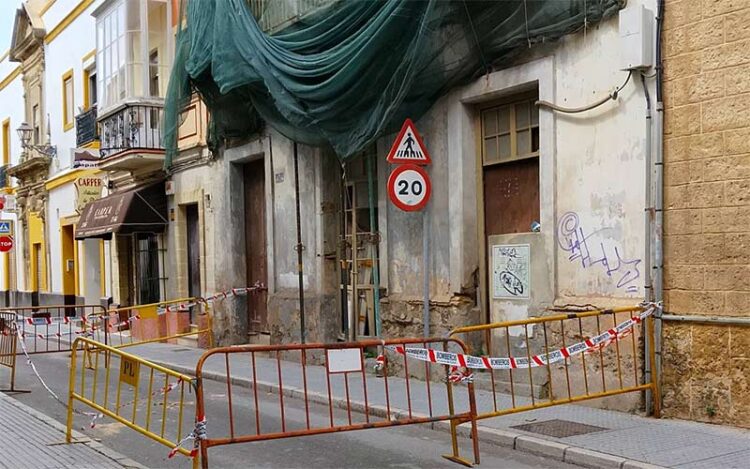 Las vallas advierten del peligro frente a la finca de Cielos