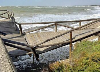 Uno de los accesos playeros dañados / FOTO: Ayto.