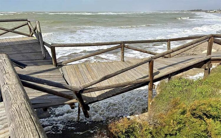 Uno de los accesos playeros dañados / FOTO: Ayto.