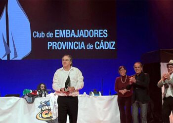 Con la estatuilla en sus manos, recibiendo el calor del Falla / FOTO: Club de Embajadores