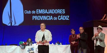 Con la estatuilla en sus manos, recibiendo el calor del Falla / FOTO: Club de Embajadores
