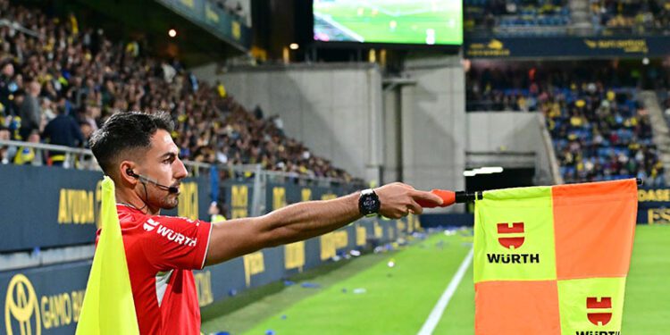 Fuera de juego en el Nuevo Mirandilla / FOTO: Eulogio García