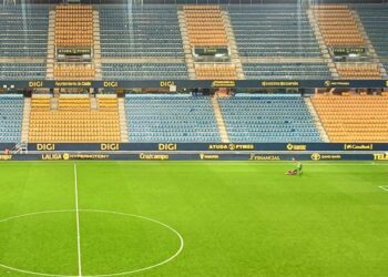 Cuidando el césped tras un partido liguero / FOTO: DBC