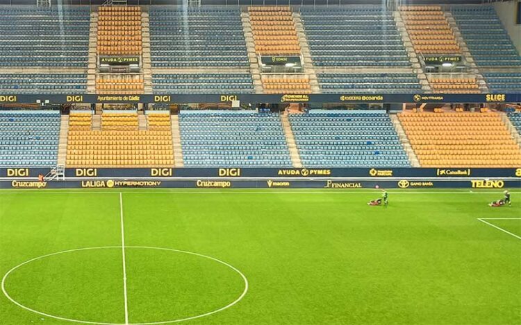 Cuidando el césped tras un partido liguero / FOTO: DBC