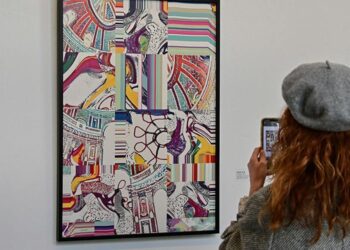 Curioseando entre carteles / FOTO: Eulogio García