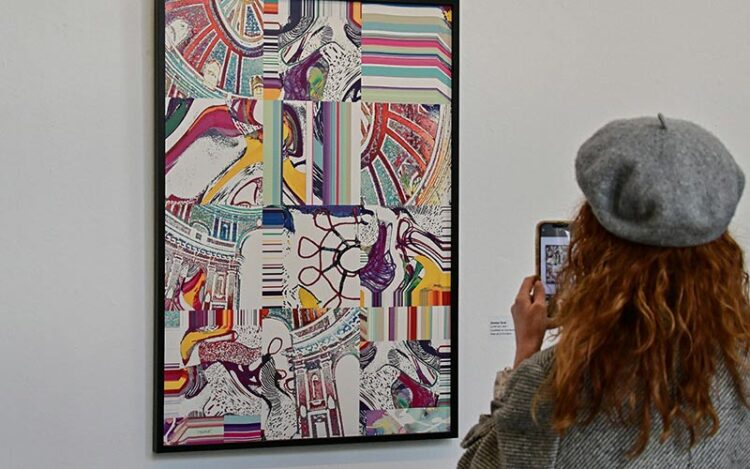 Curioseando entre carteles / FOTO: Eulogio García