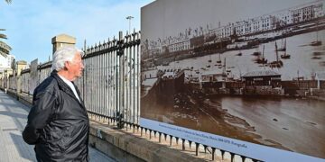 Atento a una de las imágenes de la muestra / FOTO: Eulogio García