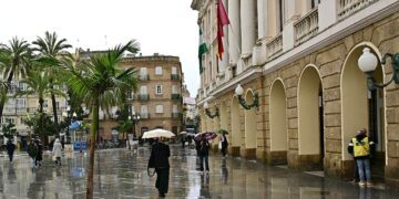 A las puertas del Ayuntamiento en una mañana lluviosa / FOTO: Eulogio García