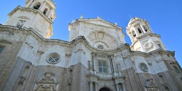 Detalle de la fachada de la catedral nueva / FOTO: Eulogio García