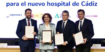 Posado con el convenio  ya firmado / FOTO: Eulogio García