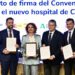 Posado con el convenio  ya firmado / FOTO: Eulogio García
