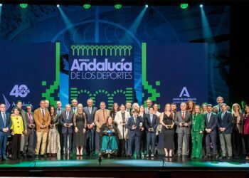 Foto de familia sobre el escenario del Falla / FOTO: Junta