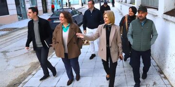 La comitiva de la alcaldesa recorre parte del nuevo acerado / FOTO: Ayto.