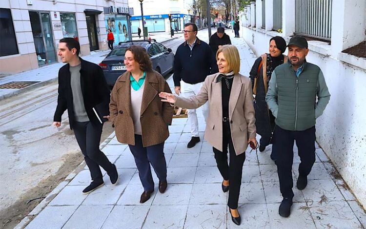 La comitiva de la alcaldesa recorre parte del nuevo acerado / FOTO: Ayto.