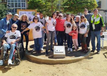 Posando con Paco junto a la placa / FOTO: El Pulmón de la Bahía
