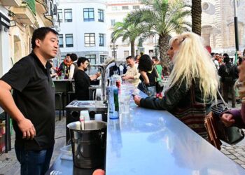 Trabajando en una barra durante el Carnaval de Cádiz / FOTO: Eulogio García