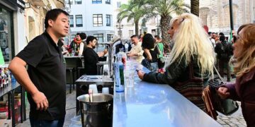 Trabajando en una barra durante el Carnaval de Cádiz / FOTO: Eulogio García