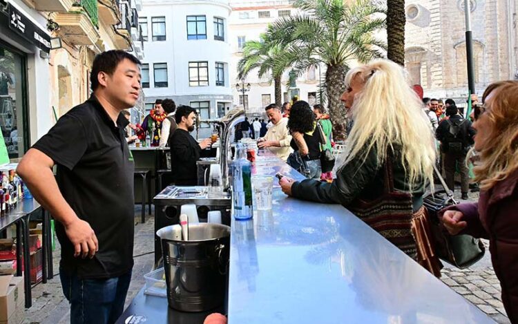 Trabajando en una barra durante el Carnaval de Cádiz / FOTO: Eulogio García
