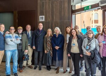 Posado a las puertas del nuevo baño / FOTO: Bahía Sur
