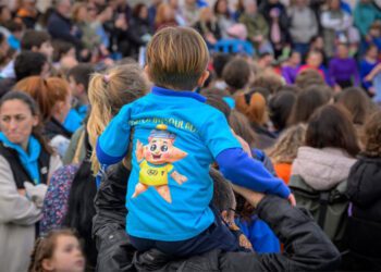 Pequeños y familias en el acto inaugural de las Olimpiadas / FOTO: Ayto.