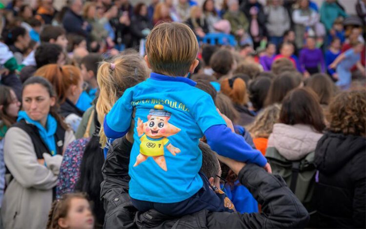 Pequeños y familias en el acto inaugural de las Olimpiadas / FOTO: Ayto.