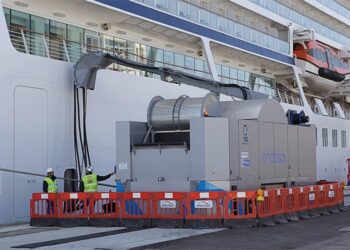 Suministrando electricidad al Viking Saturn / FOTO: Ereagafoto