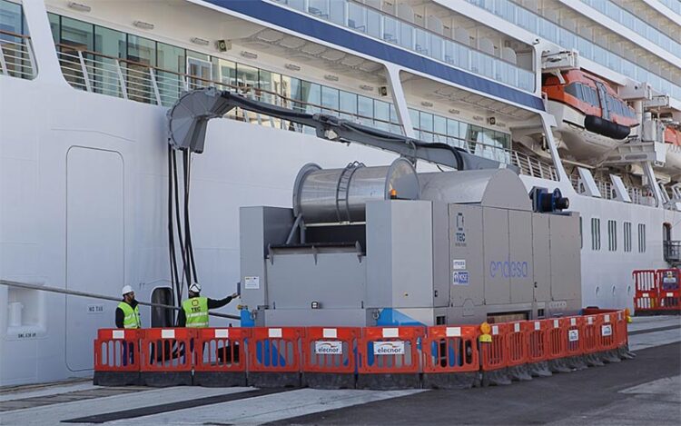 Suministrando electricidad al Viking Saturn / FOTO: Ereagafoto