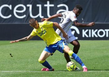 Pelea en el centro del campo / FOTO: Cádiz CF