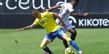 Pelea en el centro del campo / FOTO: Cádiz CF