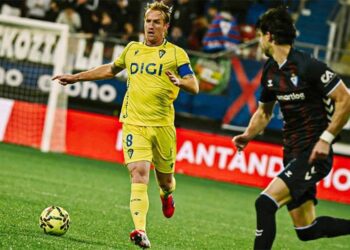 Álex Fernández salió al rescate en el segundo tiempo / FOTO: Cádiz CF