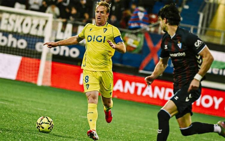 Álex Fernández salió al rescate en el segundo tiempo / FOTO: Cádiz CF