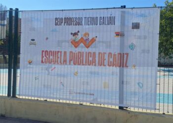 Lona colocada en el Tierno Galván / FOTO: Ustea