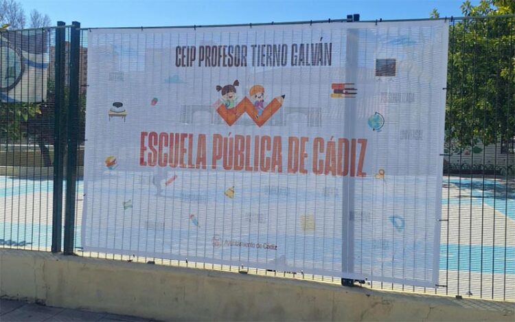 Lona colocada en el Tierno Galván / FOTO: Ustea