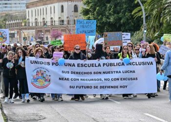Cabecera de la marcha por la avenida del Puerto / FOTO: Eulogio García
