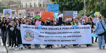 Cabecera de la marcha por la avenida del Puerto / FOTO: Eulogio García
